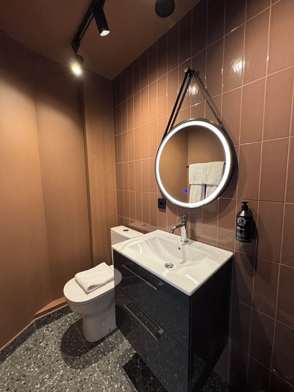Deluxe Double Room | Bathroom | Free toiletries, hair dryer, towels, soap