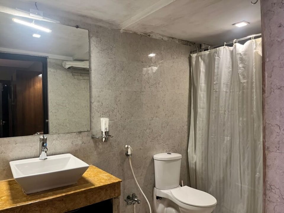 Standard Room | Bathroom | Shower, rainfall showerhead, free toiletries, towels