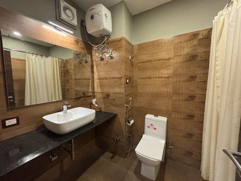 Shower, rainfall showerhead, free toiletries, towels