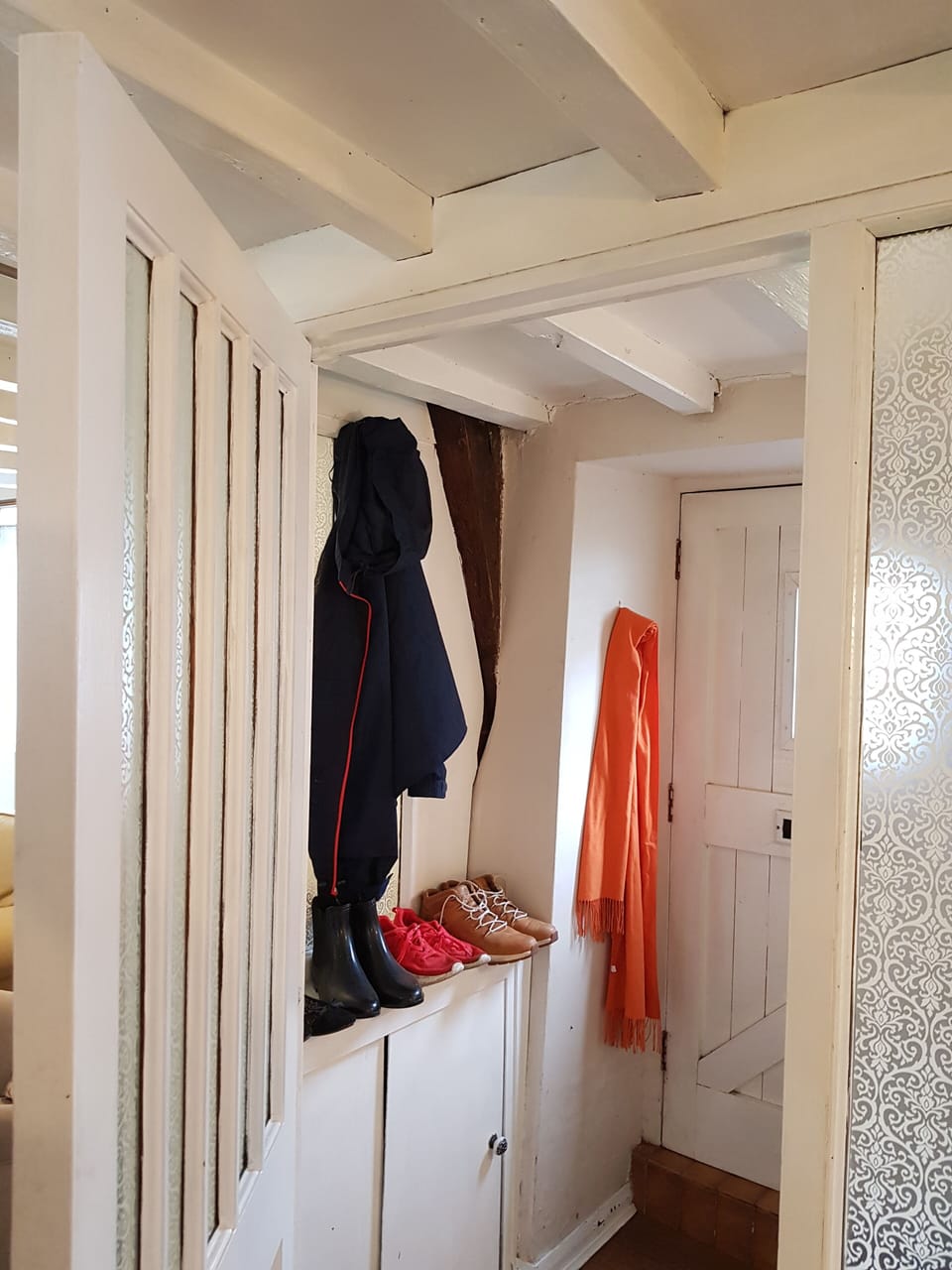 Free standing roll top bath.