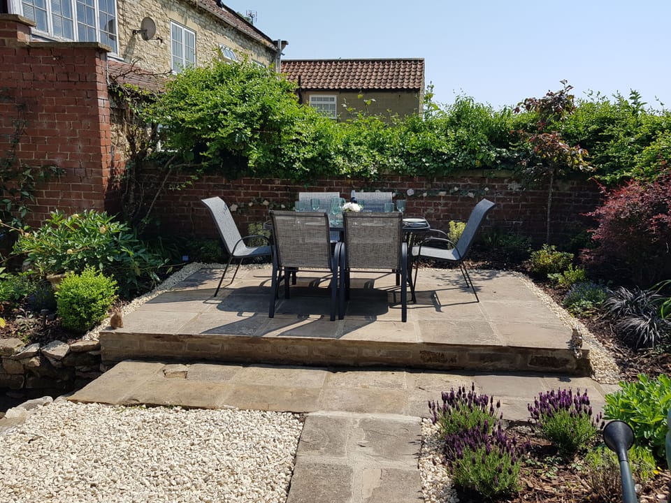 Al fresco dining in the garden