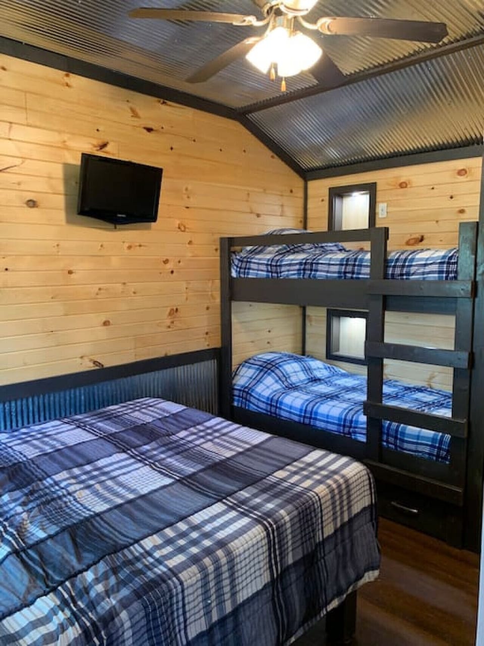 Bedroom 1, queen bed + twin bunkbed