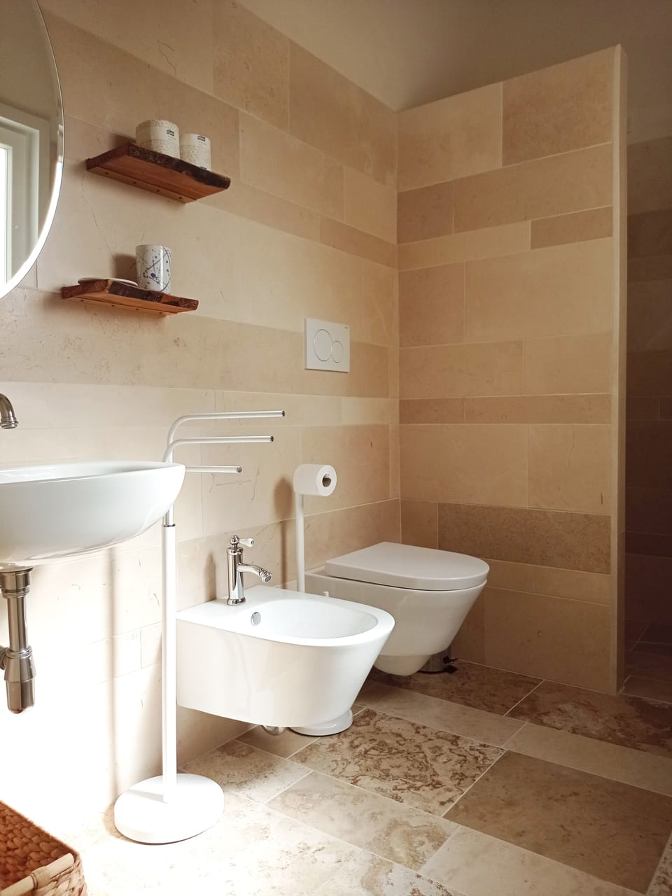 Classic Room | Bathroom | Shower, rainfall showerhead, free toiletries, hair dryer