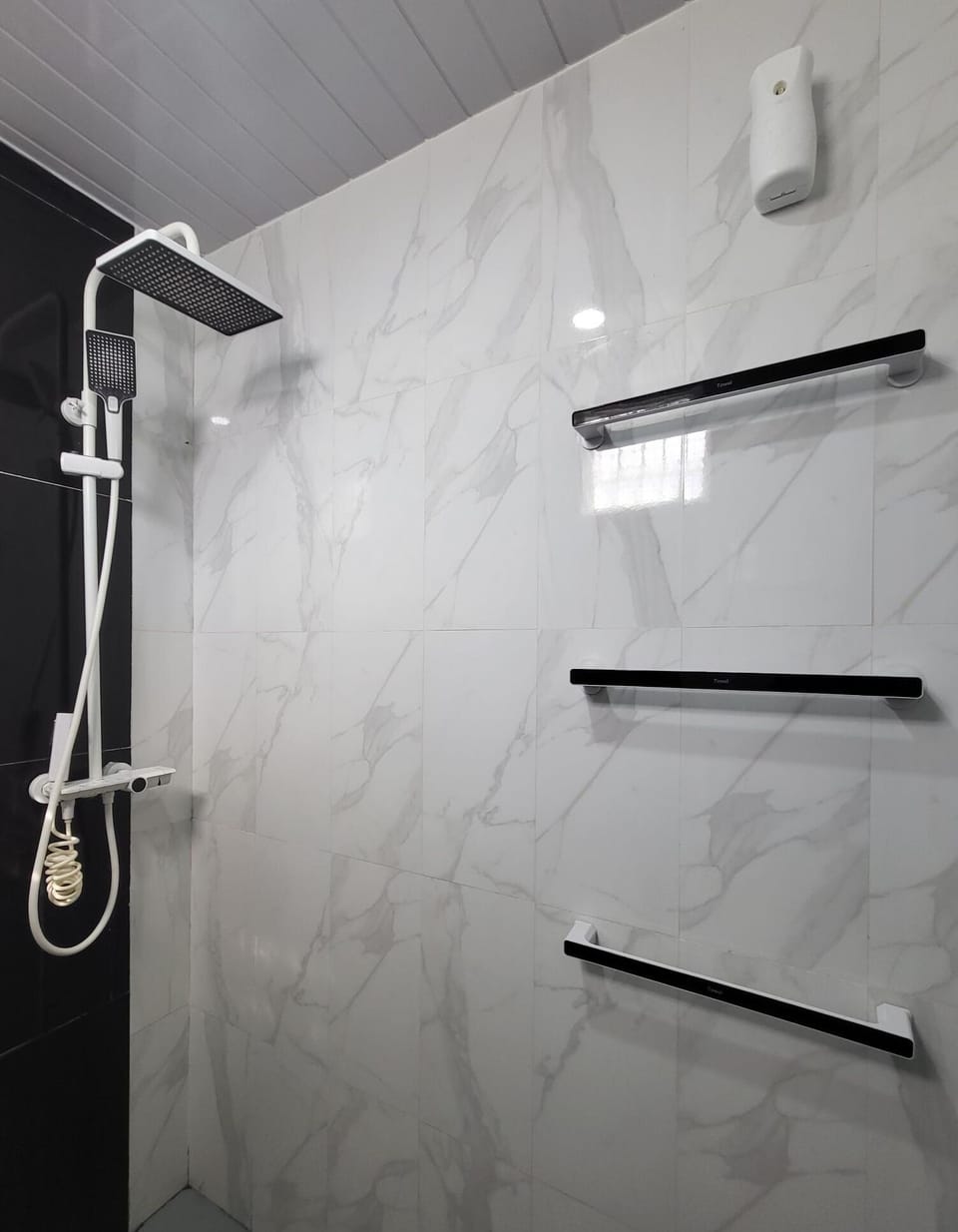 Premier Room, Multiple Beds, Non Smoking, Garden View | Bathroom | Shower, rainfall showerhead, free toiletries, bidet