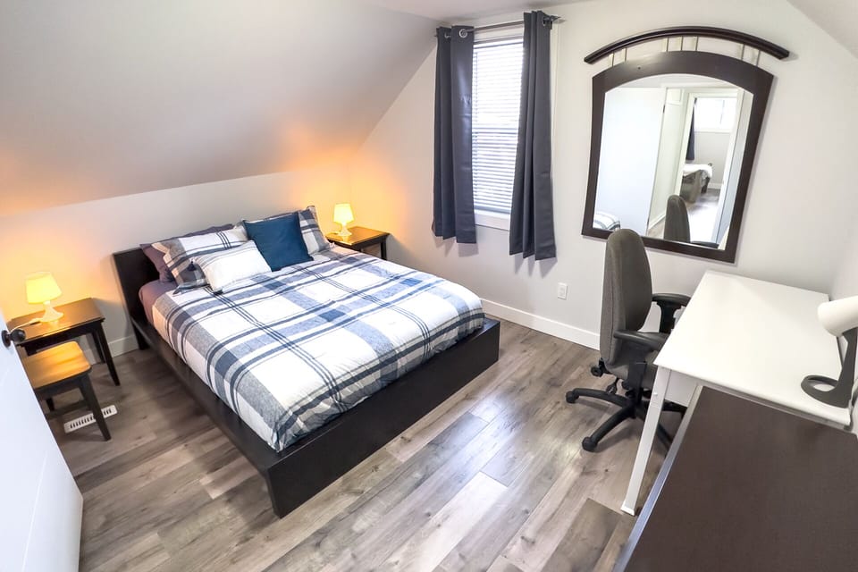 1st bedroom with queen bed