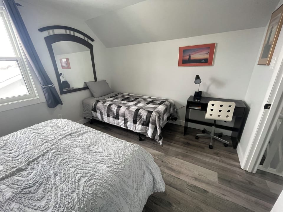 bedroom with queen and twin