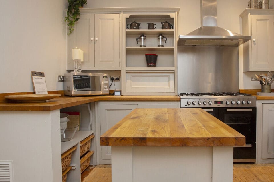 Kitchen with large oven and hob, kitchen island