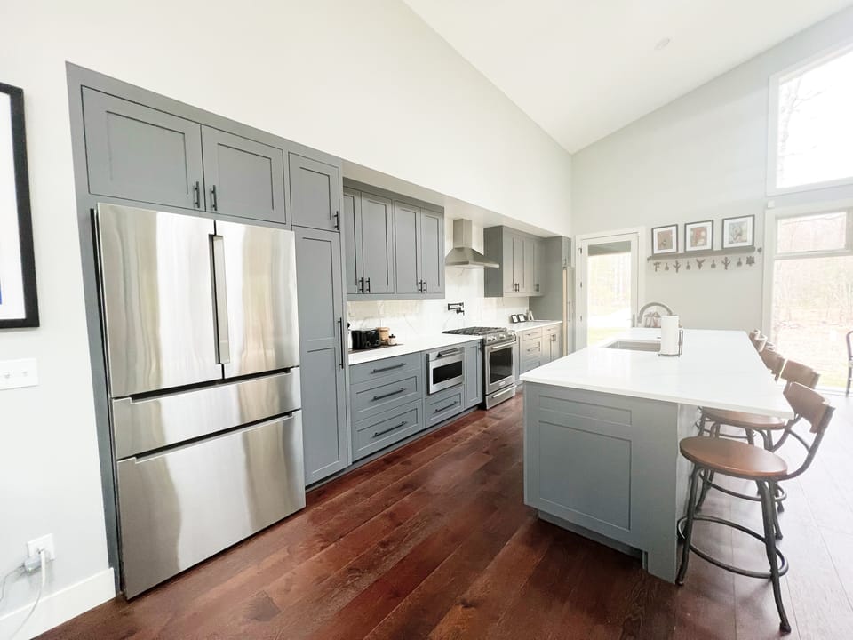 Beautiful kitchen. - Fully equipped, cooking basics, dishware & flatware, microwave, toaster, drip coffee maker, electric teapot, blender, waffle maker, dishwasher, trash bags, paper towels.