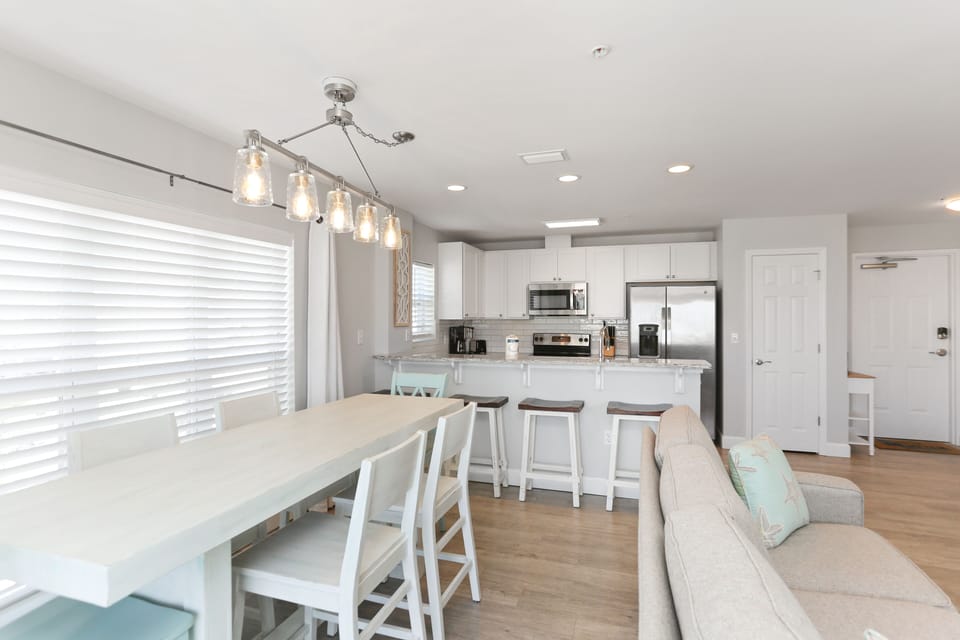 Dining Area & Kitchen