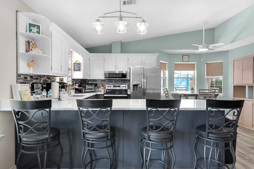 Eat-in kitchen bar with seating for four