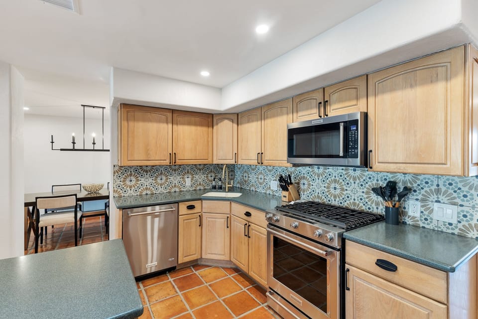 Fully-equipped kitchen w/ gas range  