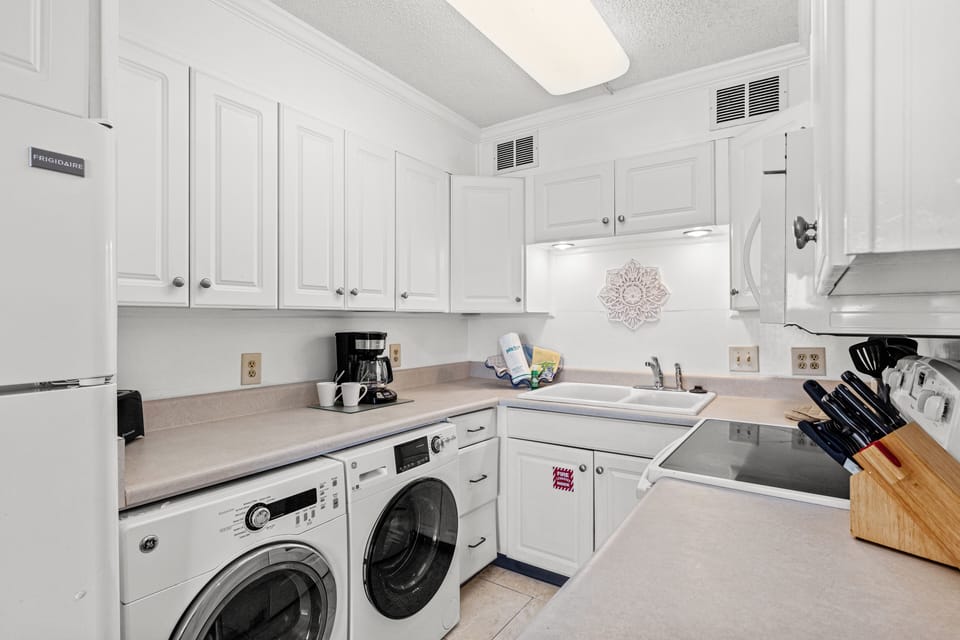 Kitchen with Washer/Dryer