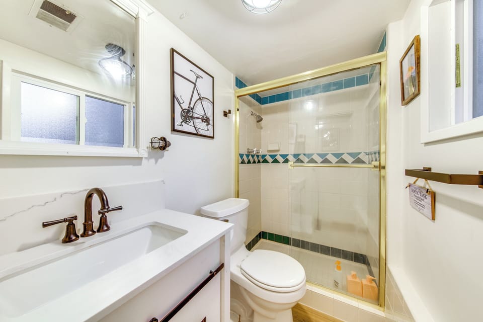Full Bathroom | Complimentary Toiletries