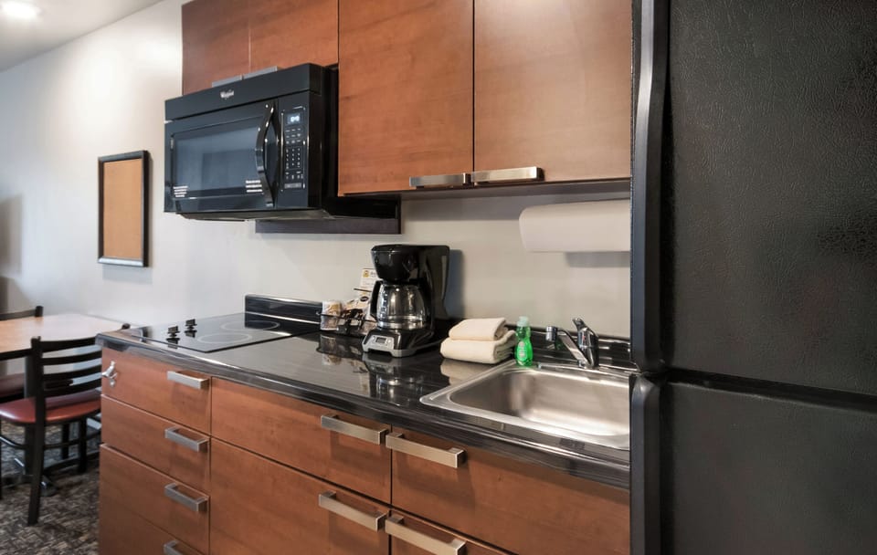 Full-size fridge, microwave, stovetop, coffee/tea maker