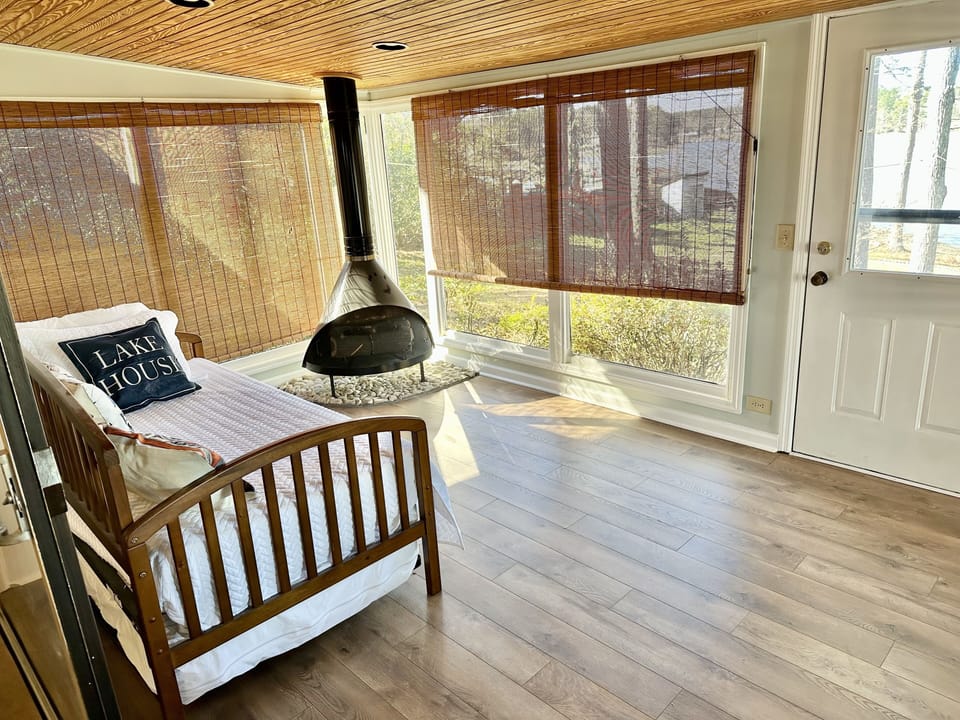 Sunroom with 2nd Twin Daybed (Trundle Underneath)
