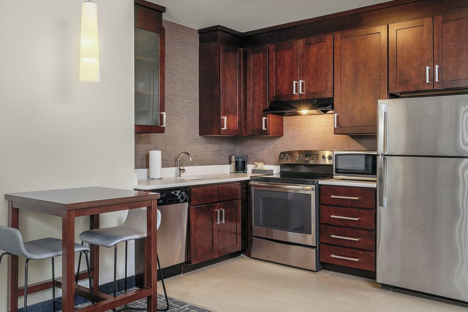 Full-size fridge, microwave, stovetop, dishwasher