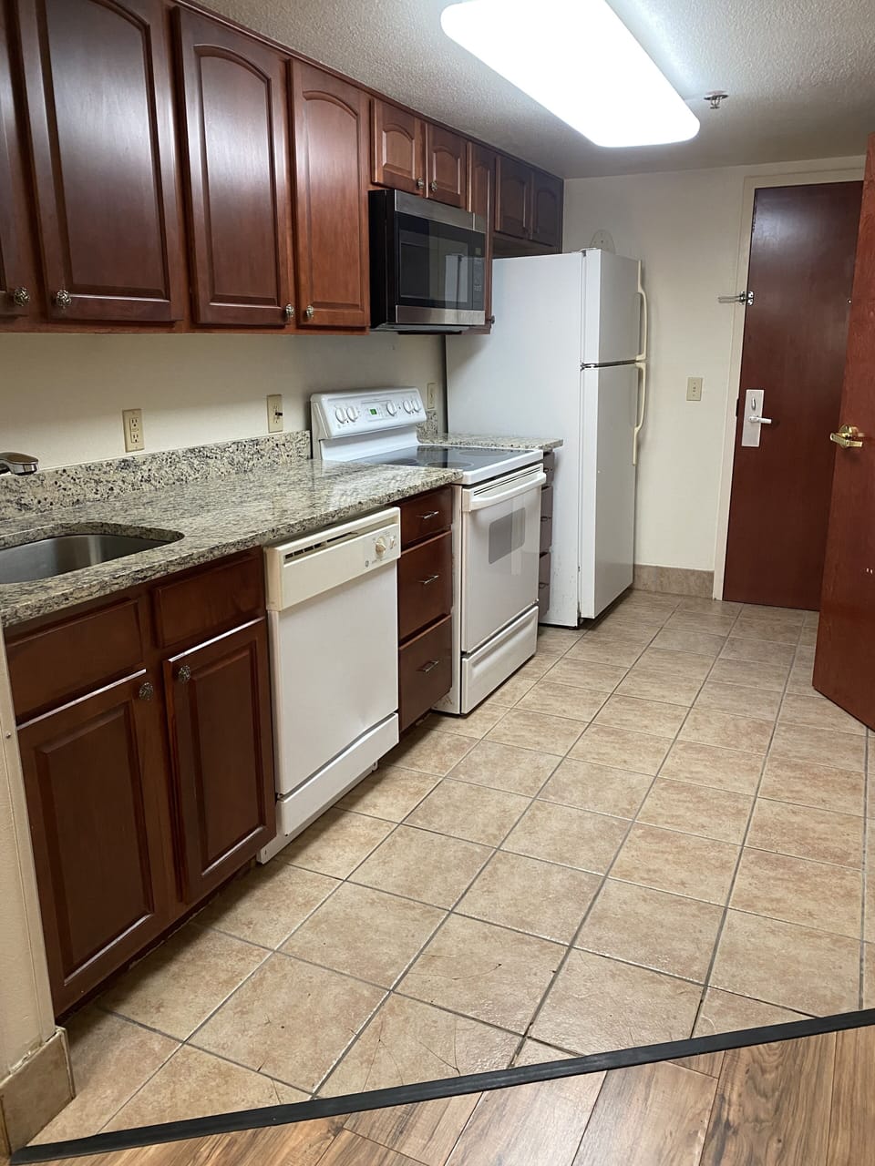 Full-size fridge, microwave, oven, stovetop
