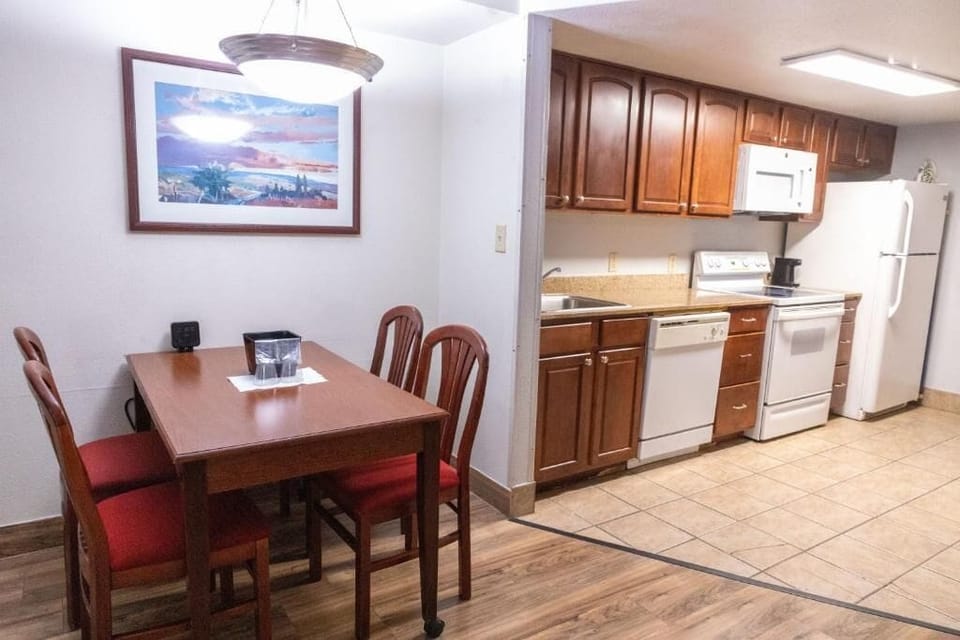 Full-size fridge, microwave, oven, stovetop