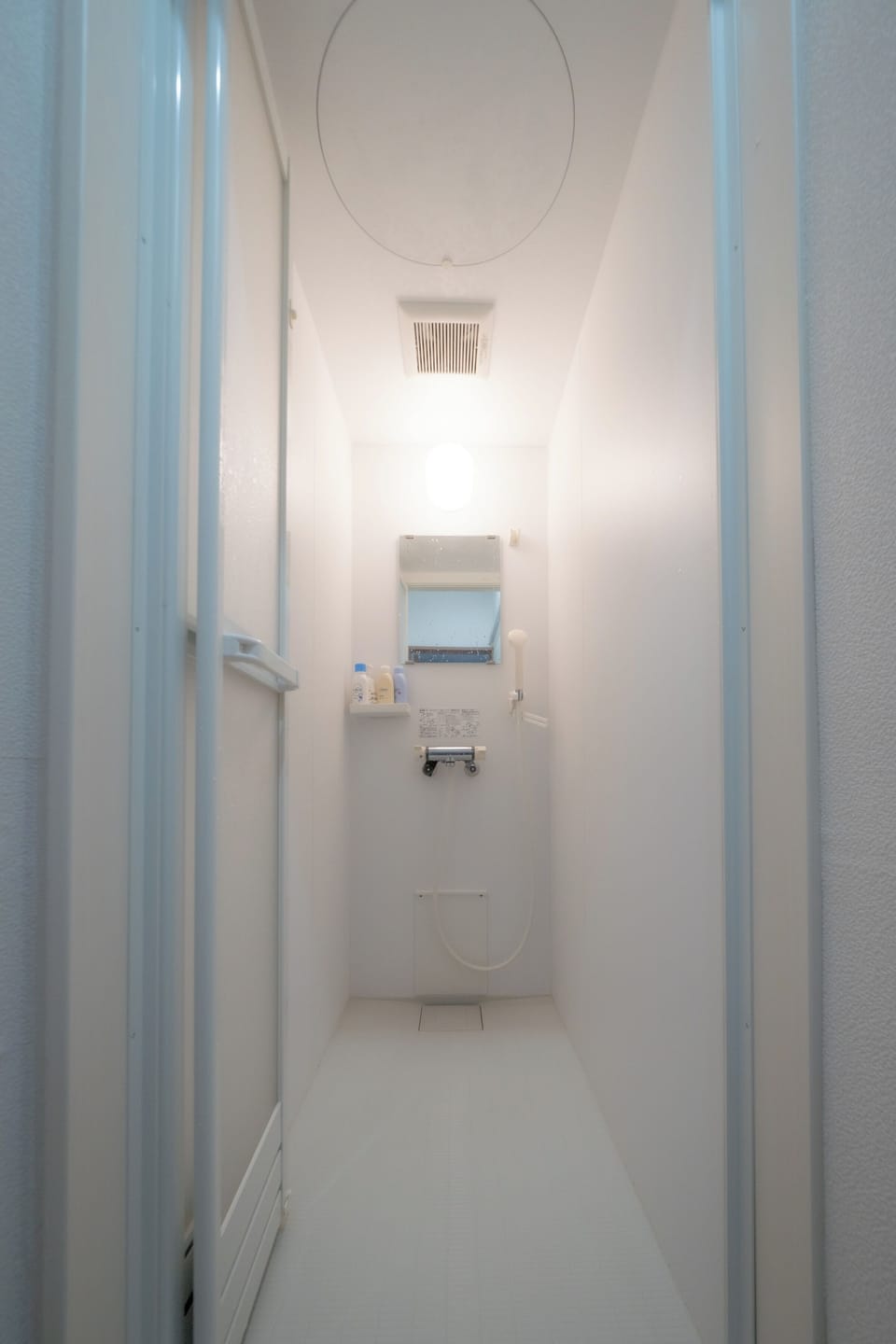 Shower, rainfall showerhead, free toiletries, hair dryer