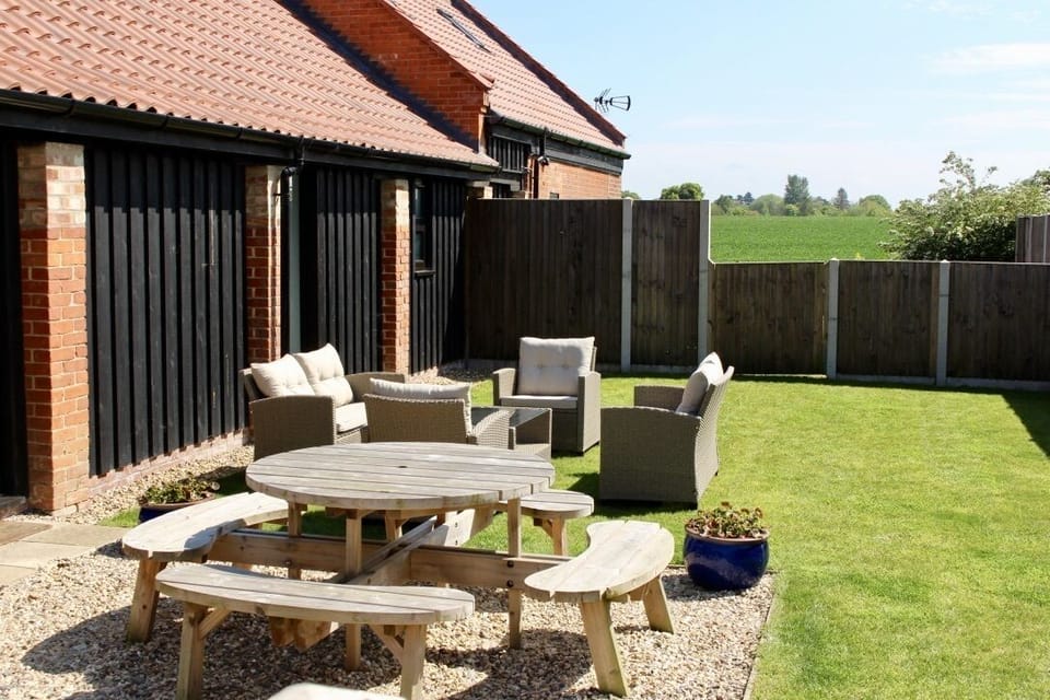 Fully enclosed dog friendly garden, lawn, patio, garden furniture