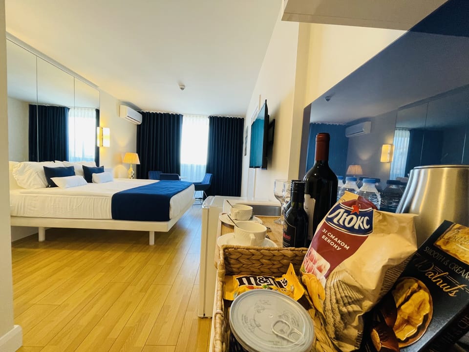 Comfort Studio | Premium bedding, down comforters, pillowtop beds, minibar