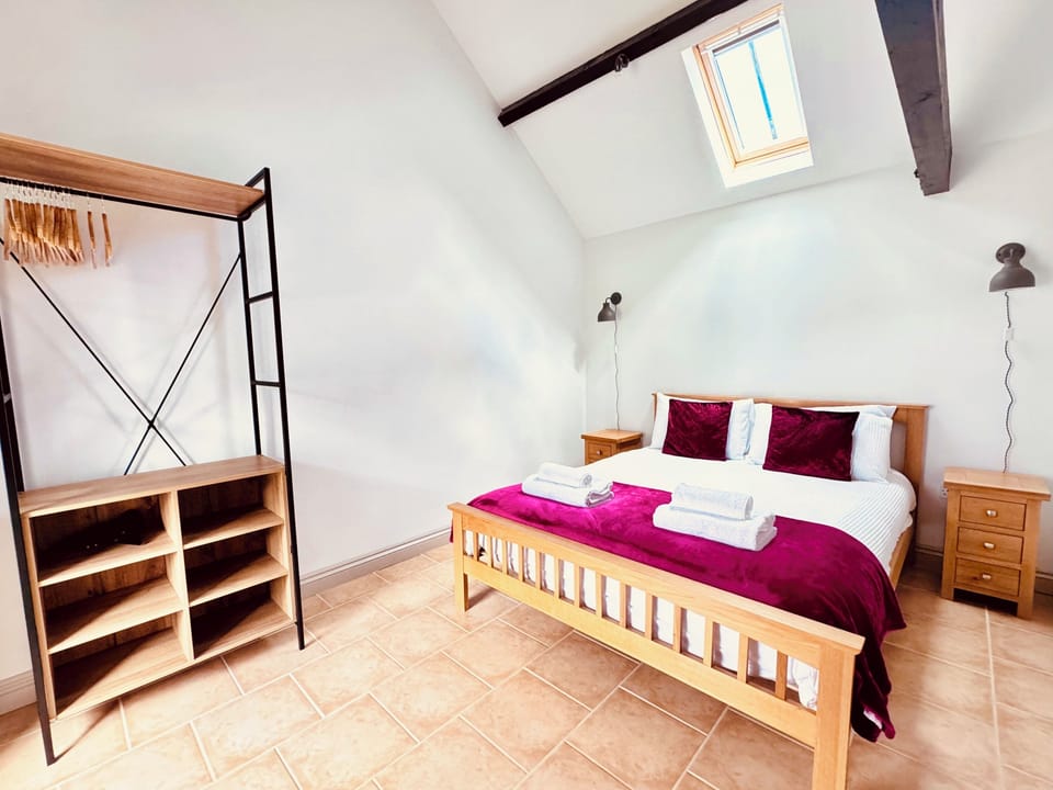 Bedroom 1 with kingsize bed