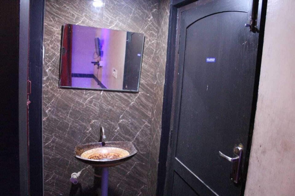 Superior Double Room | Bathroom | Shower, rainfall showerhead, towels