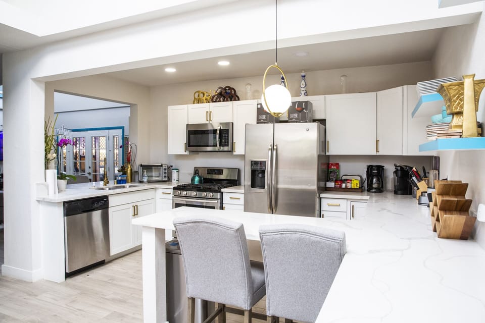 Kitchen w/ sitting for 10