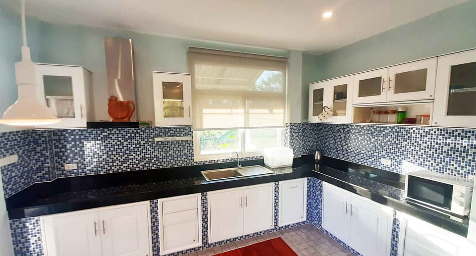 Full kitchen (microwave, refrigerator, tove, sink)