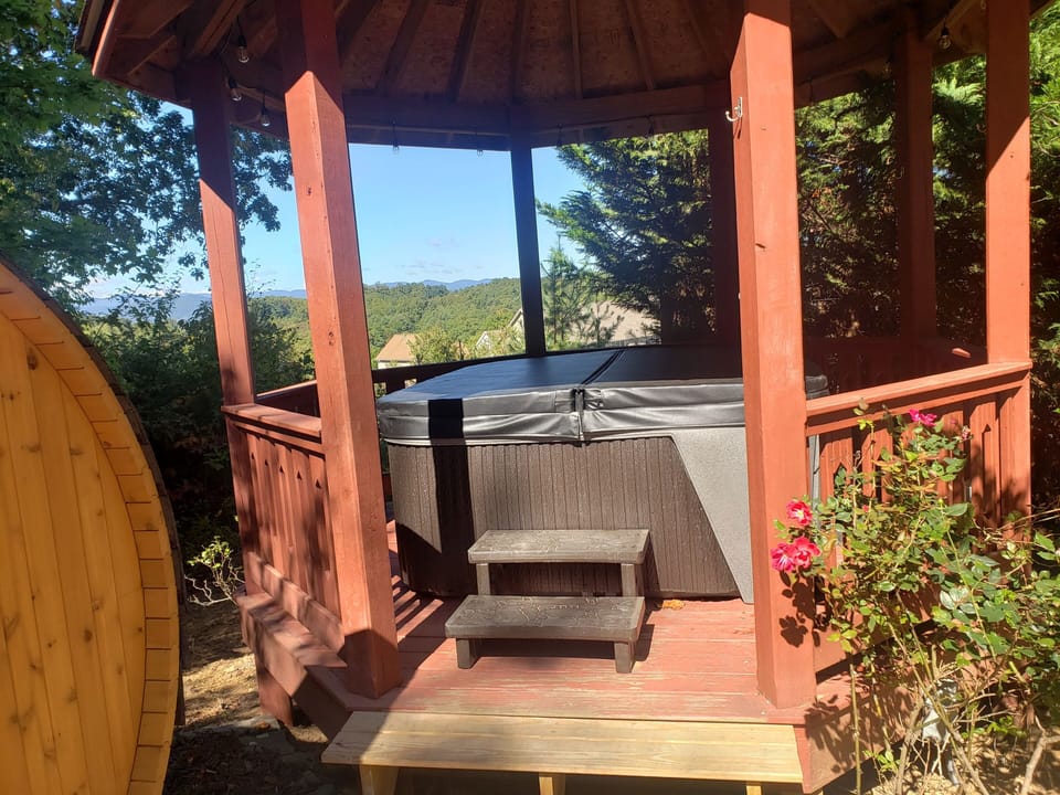 Outdoor spa tub