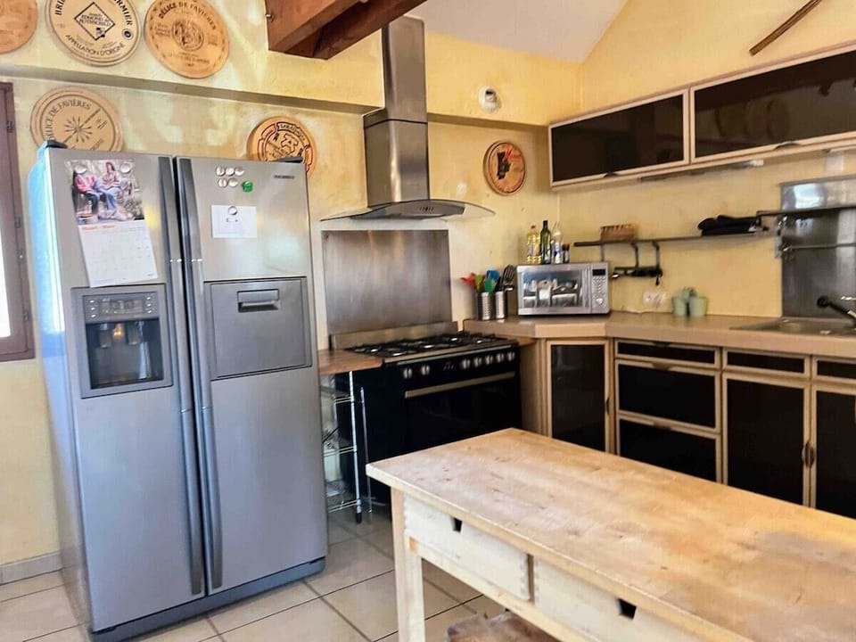 The well equipped kitchen has everything you need to self cater on holiday.