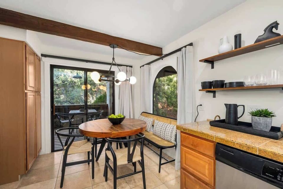 Deck side breakfast nook