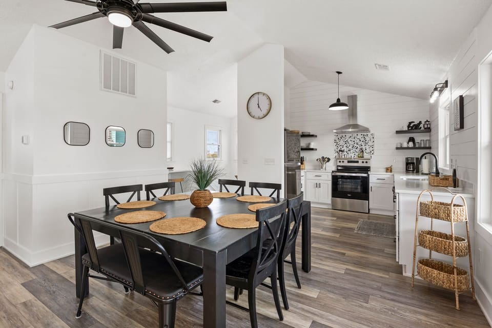 SS78: Banx Sea | Top Level Dining Area