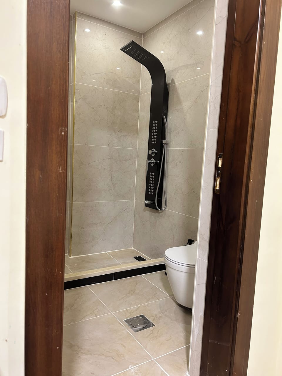Standard Double or Twin Room | Bathroom | Separate tub and shower, free toiletries, hair dryer (on request)