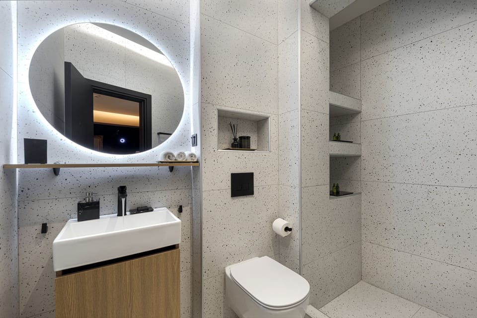 Suite | Bathroom | Shower, rainfall showerhead, hair dryer, slippers