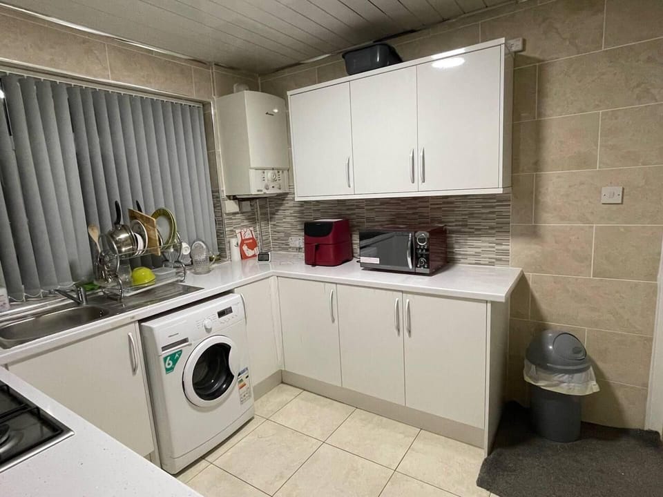 House | Private kitchen | Fridge, microwave, oven, stovetop