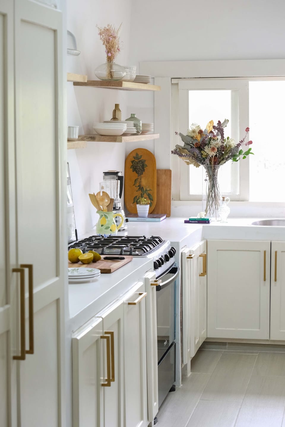 Full-size fridge, microwave, oven, stovetop