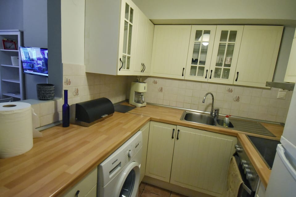 Apartment | Private kitchen | Fridge, oven, cookware/dishes/utensils
