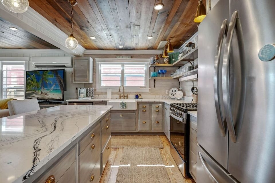 Brand new kitchen with gorgeous quartz countertops.