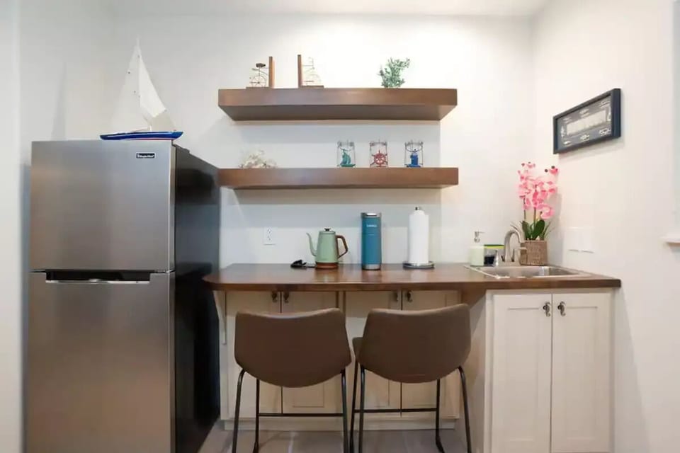 Handy kitchenette with fridge, sink & bar seating—snacks and drinks made easy
