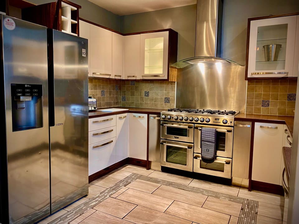 House | Private kitchen | Fridge, microwave, oven, stovetop