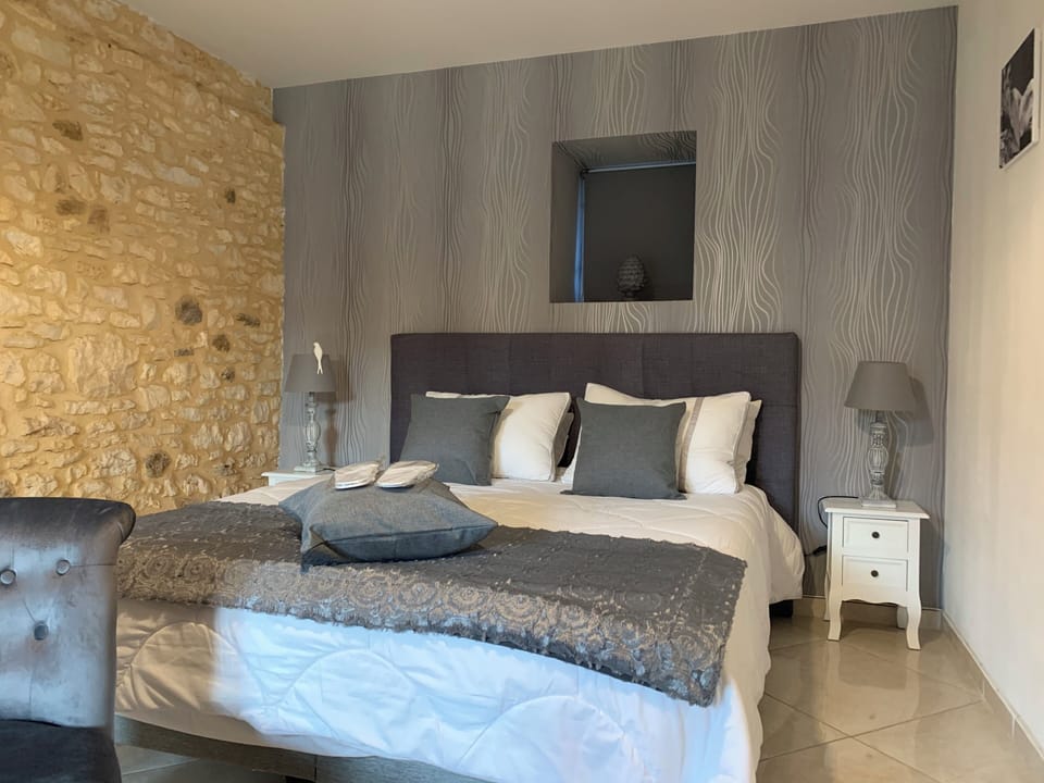 Comfort Room, 1 King Bed, Courtyard View (La Milande) | Hypo-allergenic bedding, down comforters, individually decorated