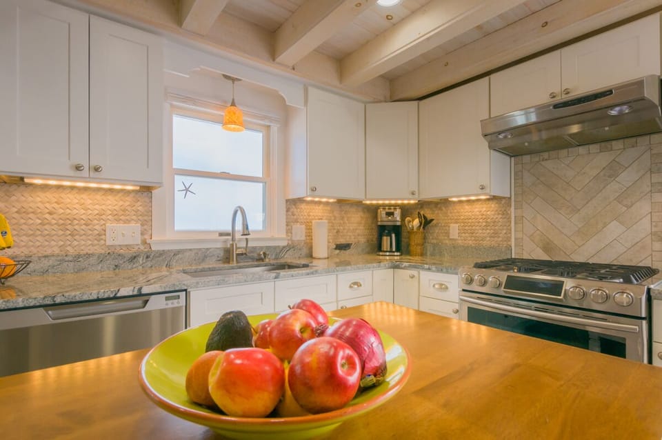 Kitchen with peaks of water from window