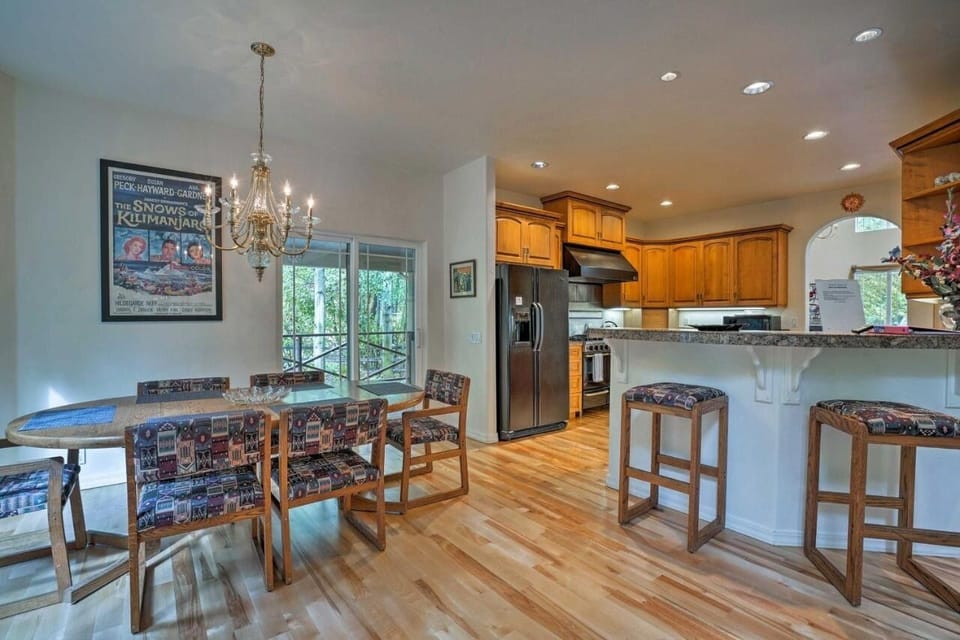 Dining Area & Bar Counter Seats 8 guests