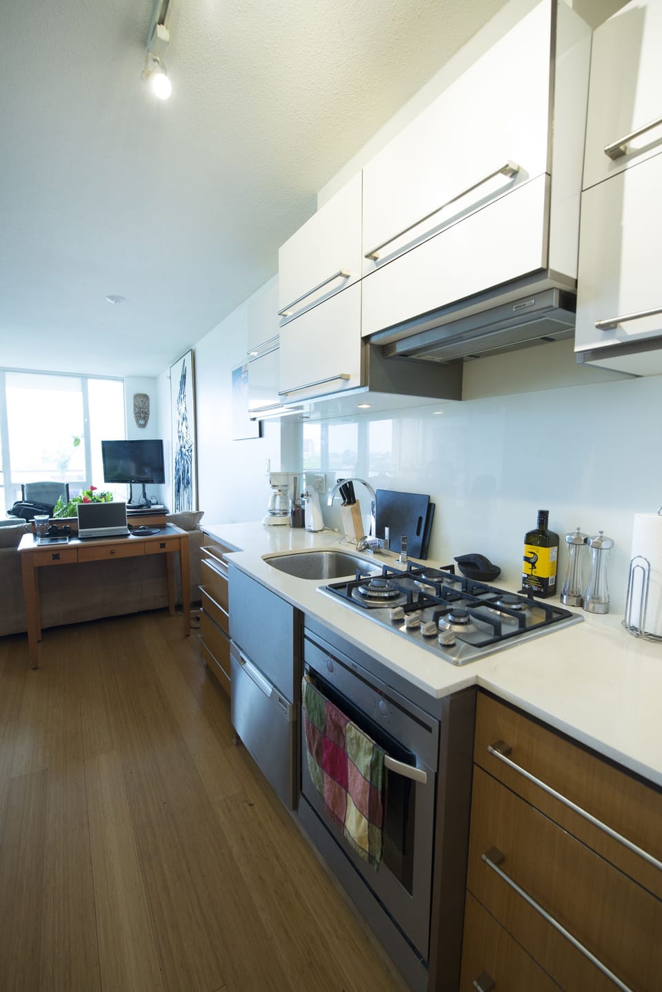 Fully kitted kitchen, apt size gas stove, dishwasher, coffee maker with coffee