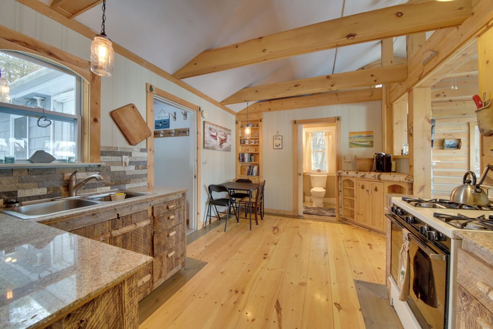 Kitchen | Paper Towels/Trash Bags Provided