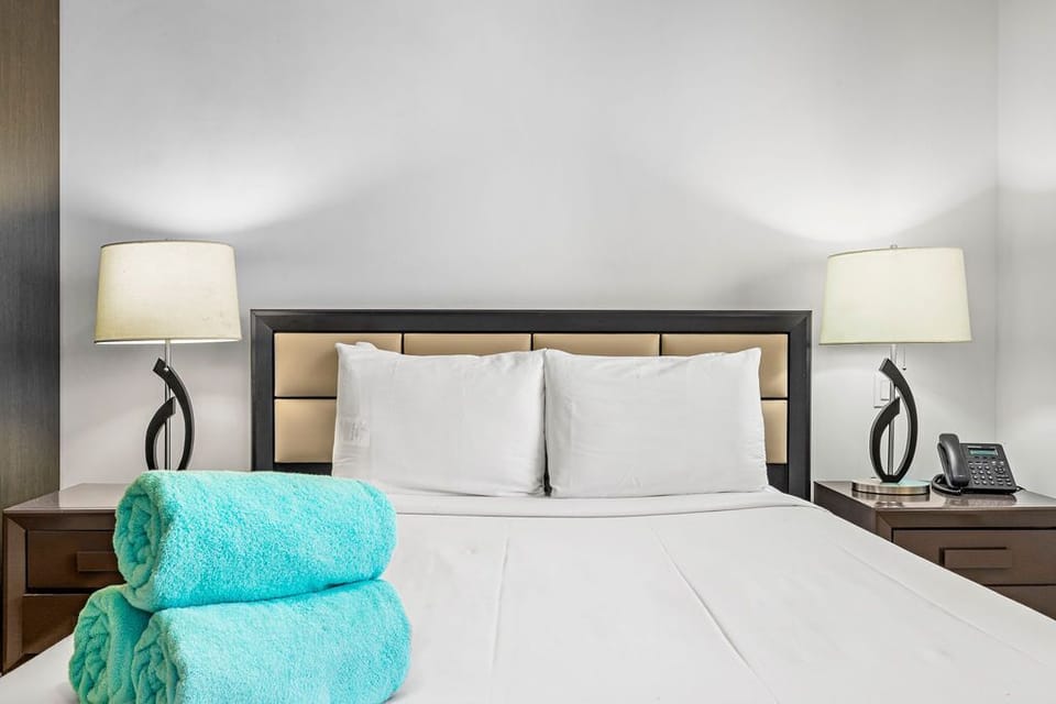A bedroom with queen-size bed for 2 people.