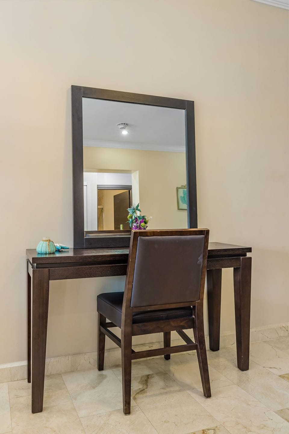 A desk with a mirror for a comfortable self prepping in the middle of the lay out.