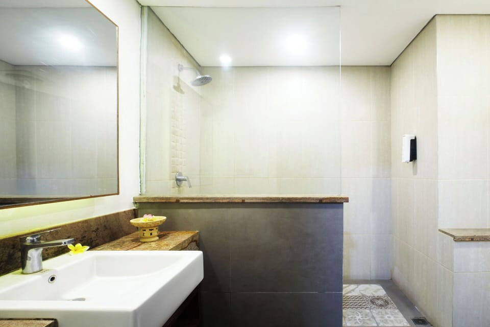 Deluxe Room | Bathroom | Free toiletries, hair dryer, slippers, towels