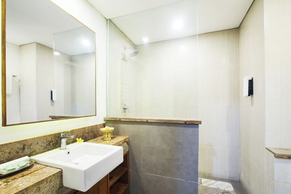 Deluxe Room | Bathroom | Free toiletries, hair dryer, slippers, towels